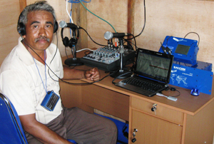 Pastor Marcus con su nueva emisora Cornerstone en su estudio en Indonesia